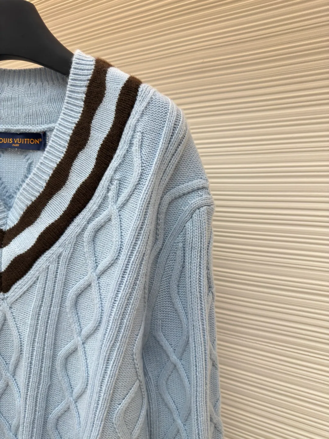 LOUIS VUITTON large V-neck cardigan with strokes ●Authentic product: Purchased and developed for 16600 ●Item number: 1680290-B55 ●Fabric: wool fabric ●Technology: knitting ●Version: fitted version ●Weight: about 705 grams ●Size: XS-S-M-L ●Description: 30 wool and 70% acrylic color. This style uses 7-needle Juxin machine to weave the piece. 9 yarn feeders are needed to hang the logo on the front. The whole piece needs to be moved to twist the rope. It is easy to explode holes at the intersection of the twisted rope. The whole piece is brown and part of the yarn is mohair. It takes a long time to adjust the machine. The stitches at the bottom of the sleeve clip are all edged, which increases the loom time and sewing time. Because the logo is hung with wool, the coffee-colored thread is clamped on the edge and needs to be drawn out. Moreover, due to the characteristics of mohair, the overall workmanship is very complicated. The embroidery is added with heat-capacitive glue and needs to be hot-glued to ensure quality. The checkerboard pattern needs to be positioned correctly, so it is faster. Each process of the entire garment is slow and time-consuming. The overall workmanship is very complicated. The embroidery is added with heat-capacitive glue and needs to be hot-glued to ensure quality. The checkerboard pattern needs to be positioned correctly. Therefore, the speed is relatively high, and each process of the entire garment is relatively slow and time-consuming. The overall wiring is straight and delicate. The fabric is comfortable and soft. The color is consistent and has no color difference. It can be matched with the same style to create a fashionable look and control various occasions. Customized accessories, complete with three standards, same style for men and women!